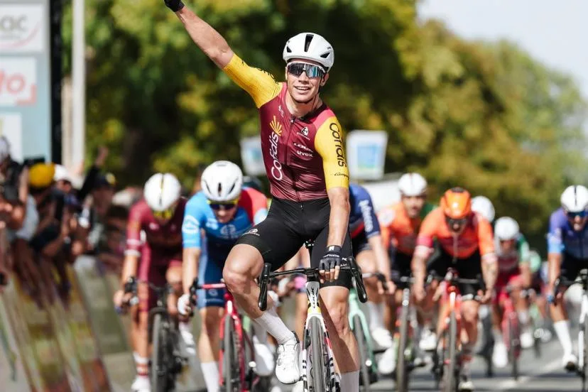Vainqueur au sprint de la 1re étape, Milan Fretin premier leader du Tour du Poitou-Charentes