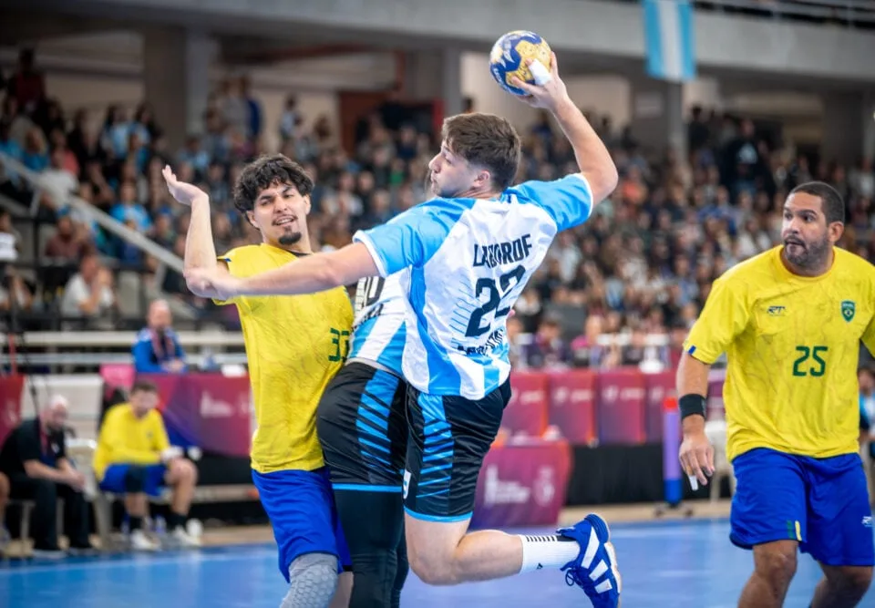 Argentina venció 18-17 a Brasil en el handball de los Suramericanos: la atajada clave en los últimos 2 minutos para sostener el triunfo