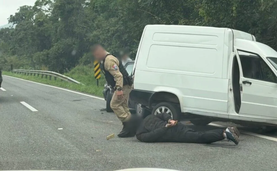Perseguição na PR-508 termina com tiros, acidente e prisão de suspeito de roubo no Litoral do Paraná