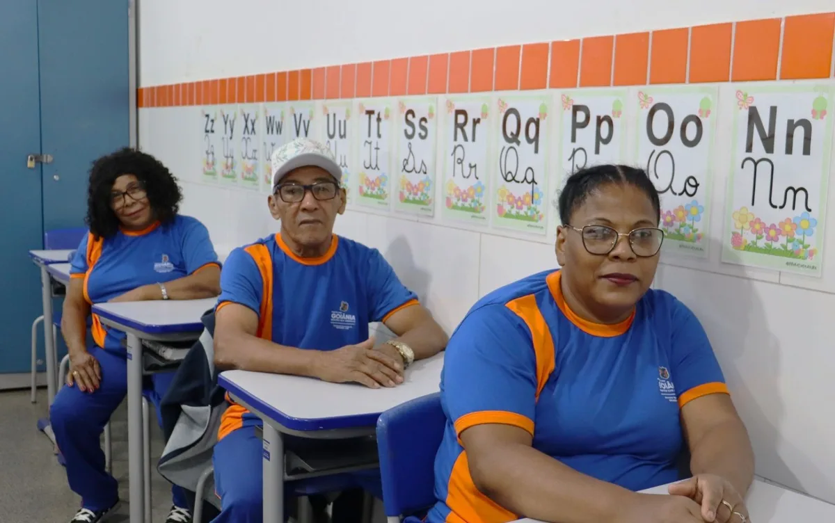 Filha de 51 anos volta a estudar com os pais de 74 e 69 anos, e história emociona, em Goiás