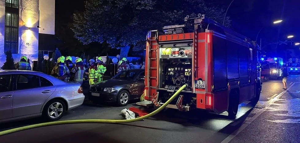 Feuer in Berliner Flüchtlingsunterkunft – hunderte Bewohner evakuiert