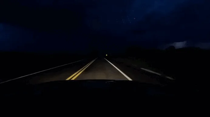 VÍDEO: câmera de viatura registra momento em que raio atinge rodovia durante temporal no Paraná