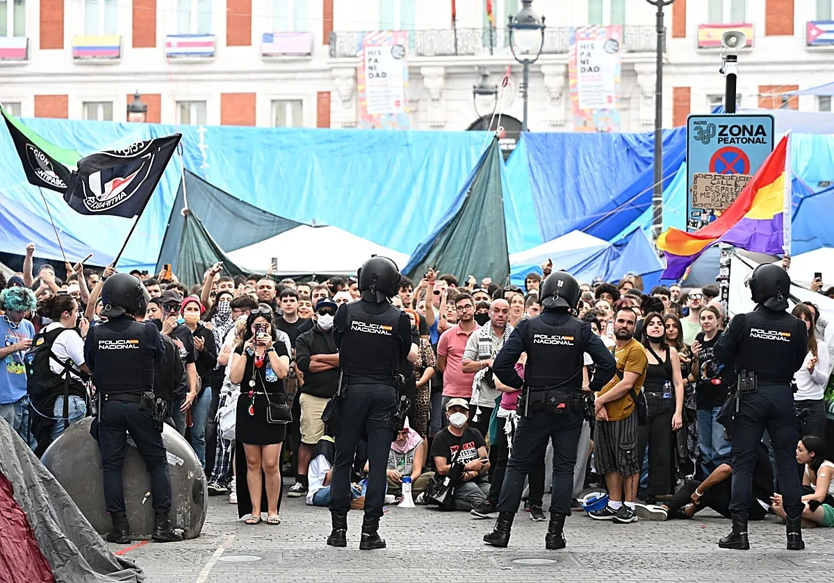 La inacción del Gobierno harta a la Policía: «Hay que investigar a los grupos radicales de Sol, han llegado más»