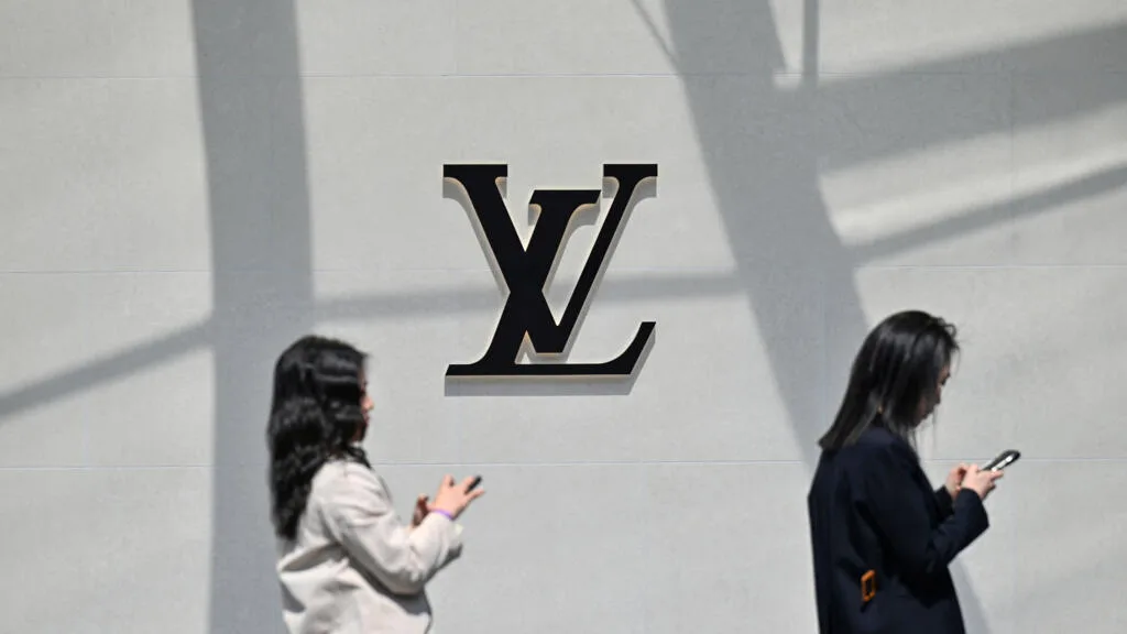 Ventes en baisse, image écornée... pourquoi LVMH n'est plus l'alpha et l'omega du luxe en Chine