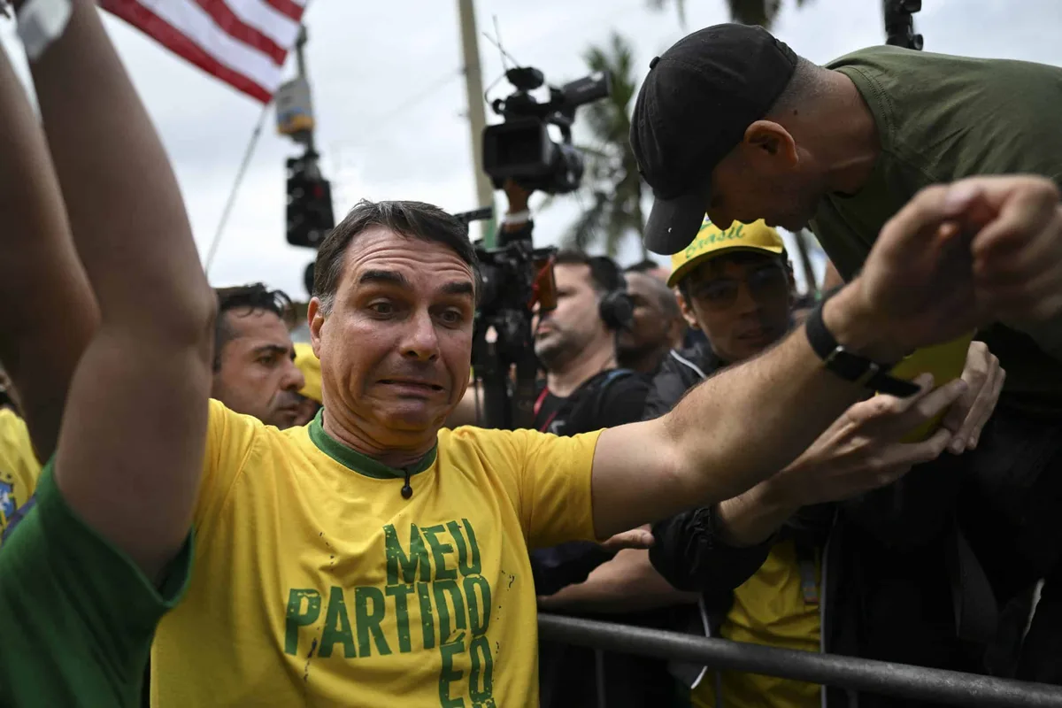 “Tesouraço”: Flávio Bolsonaro, que empregou clã Queiroz e mãe e esposa de miliciano, promete cortar cargos comissionados