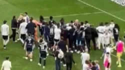 VÍDEO: Liam Rosenior provoca adeptos da antiga equipa e instala o caos no relvado