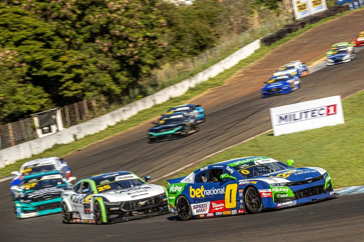 NASCAR Brasil: Cacá Bueno luta por vitória até o fim e conquista top 5 em Londrina