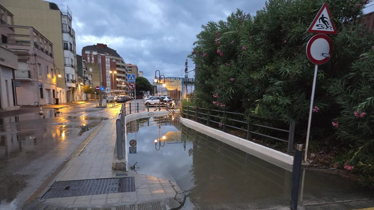 Cortes de trenes y afectaciones al tráfico por las lluvias torrenciales en la Costa Daurada