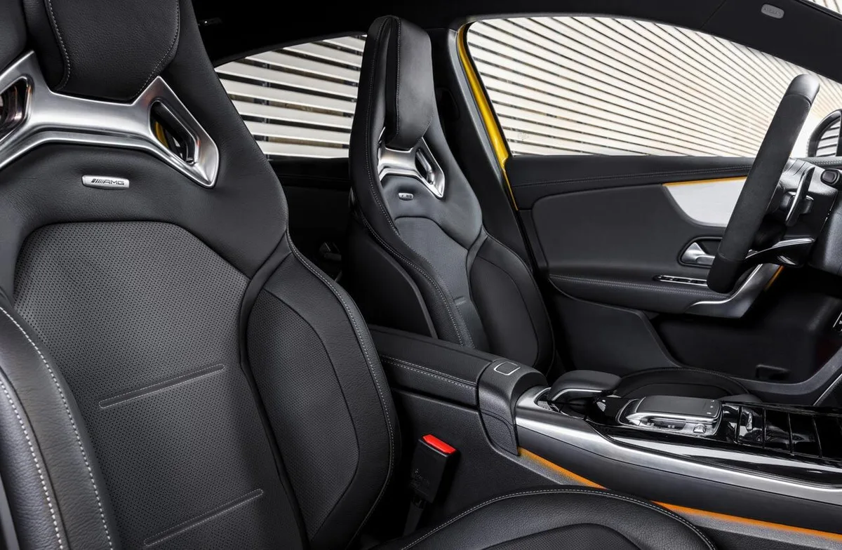 Dejaron el auto al sol, se quemaron con el logo metálico del asiento y denunciaron al fabricante