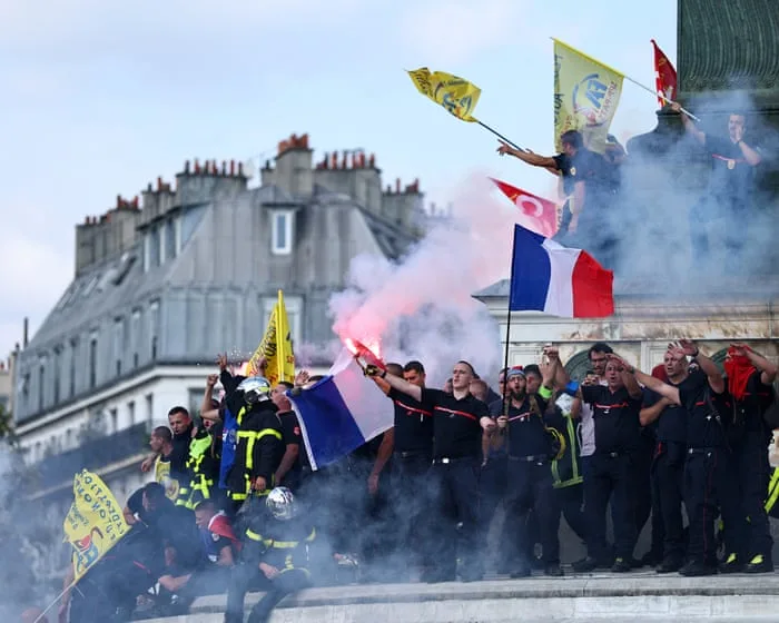 France’s dilemma: protesters demand spending as markets require fiscal restraint
