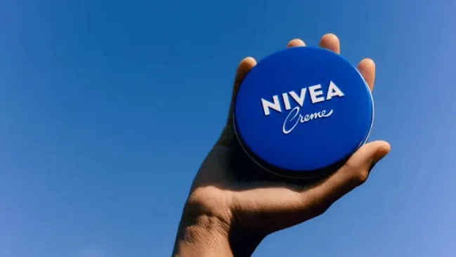 Vincent Calduch, farmacéutico, sobre la lata azul de Nivea: “No debe considerarse una crema reparadora de las quemaduras”