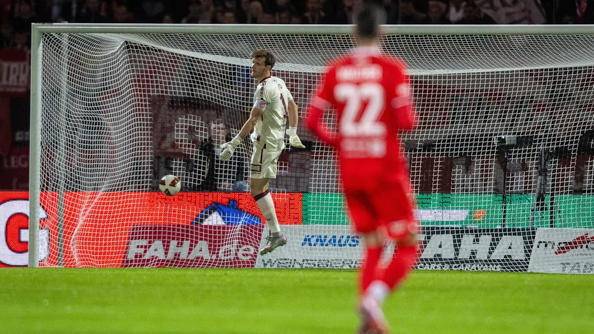 Unglaubliches Tor - Viertliga-Spieler trifft aus dem Mittelkreis