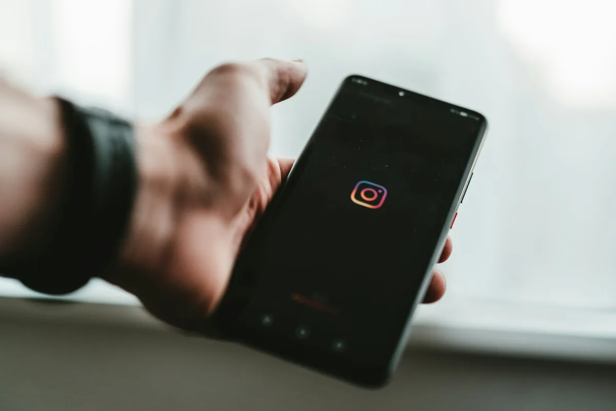 Instagram aperta as regras para “influencers” gerados por IA e exige identificação nos perfis