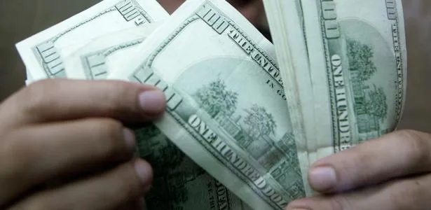 Dólar vai a R$ 5,16 e Bolsa cai após JP Morgan rebaixar o Brasil no mercado