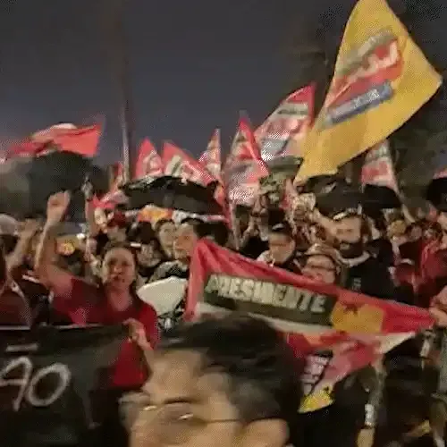 Sob chuva e ao som de trio elétrico, estudantes da UFMS fazem 2º ato pró Lula