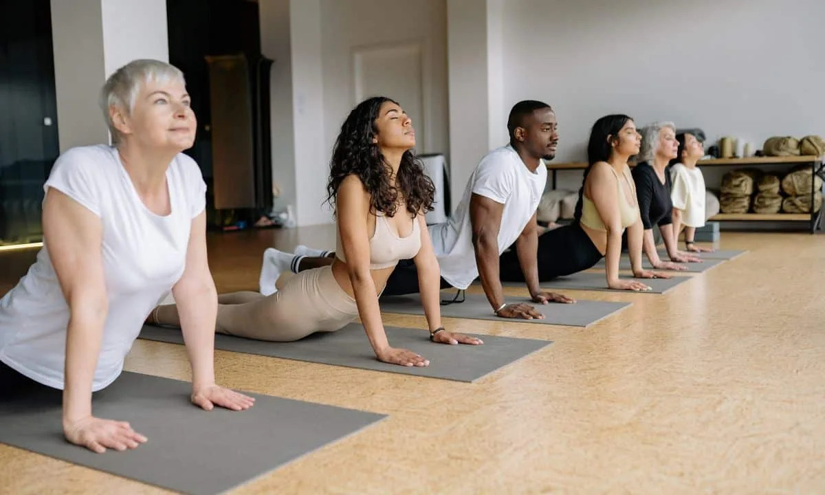 Vinyasa yoga: o que é e como funciona uma aula para iniciantes