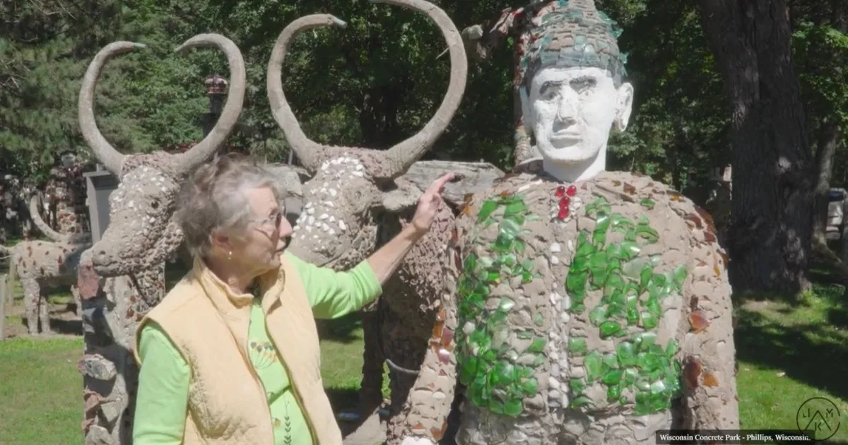 En 1948, Fred Smith, un leñador jubilado de Wisconsin, comenzó a dar forma a un parque de hormigón a mano; para 1964, había creado 237 esculturas junto a la autopista 13