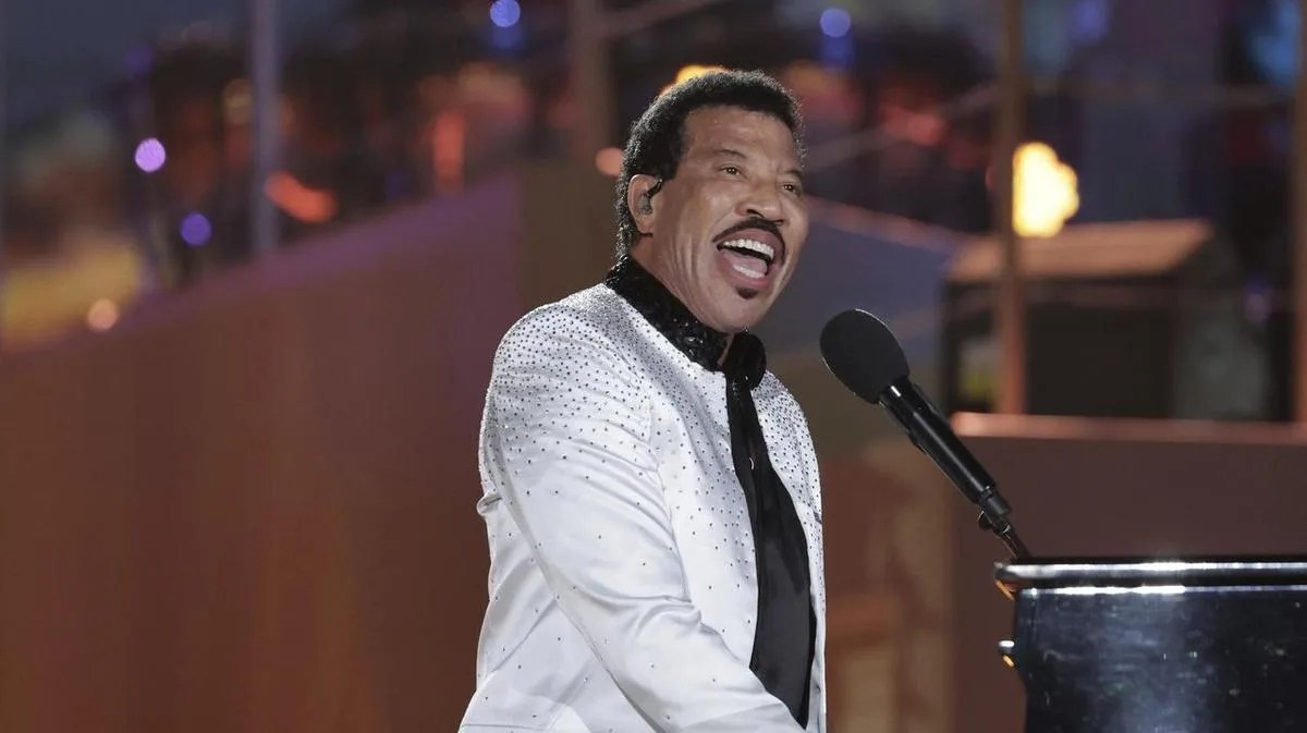 Lionel Richie admitted to ICU following on-stage health scare