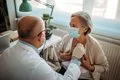 Una revisión de más de 1.100 estudios detecta diferencias en la atención médica de hombres y mujeres
