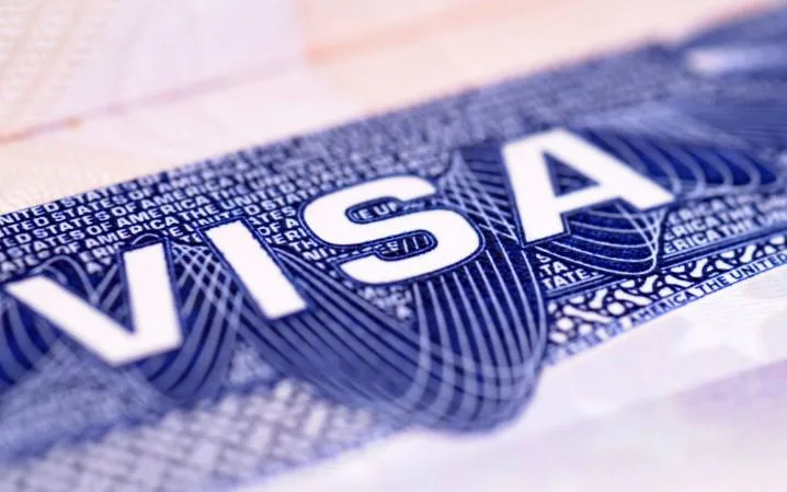 Gobierno de Trump pausa citas para visas de inmigrante en todo el mundo por capacitación en embajadas y consulados de EU
