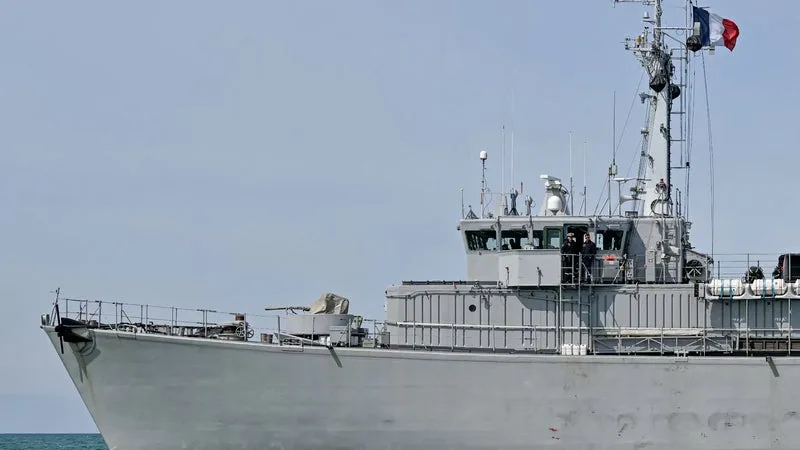 Naufrage d'un chalutier français dans la Manche: un navire de la Marine nationale va tenter de localiser l'épave