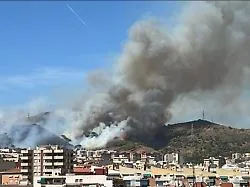 Bewohner müssen Häuser verlassen: Löschflugzeuge kämpfen gegen Feuer bei Barcelona