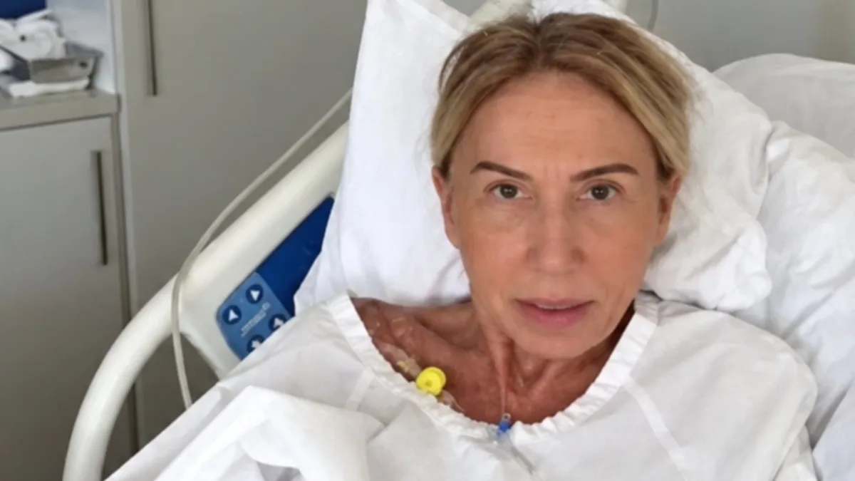 Laura Bozzo es trasladada en ambulancia a la CDMX tras operación de úlcera gástrica