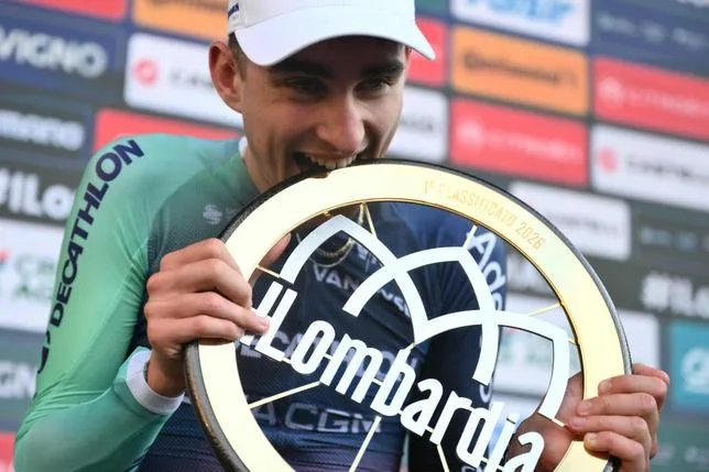 La “pépite française” Paul Seixas “entre dans l’histoire du cyclisme” en remportant le Tour de Lombardie