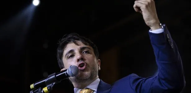 Renan Santos aciona TSE contra Flávio por omissão em fraude em filiação