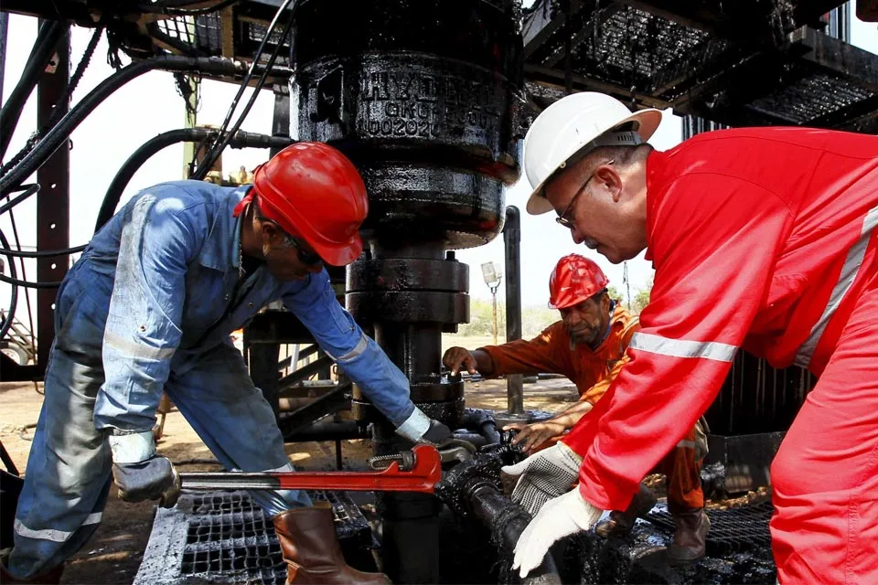 Pdvsa estima aumentar la producción petrolera a 1,5 millones de barriles diarios en 2027
