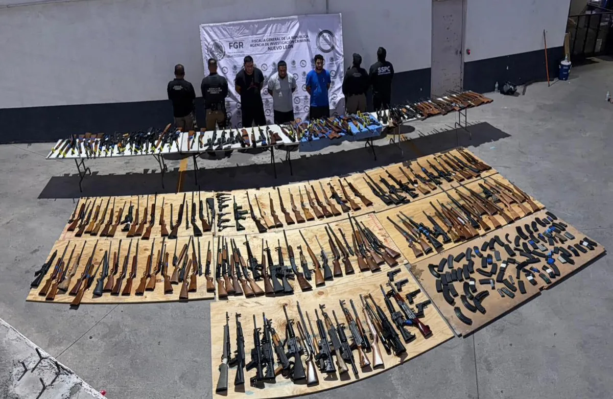 Aseguran 210 armas en Nuevo León; detienen a tres por presunto tráfico desde Texas
