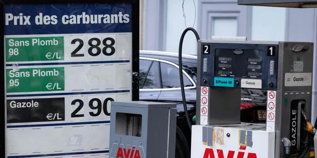 Carburants : la grande valse des propositions pour freiner l’envolée des prix, entre blocage et baisse des taxes