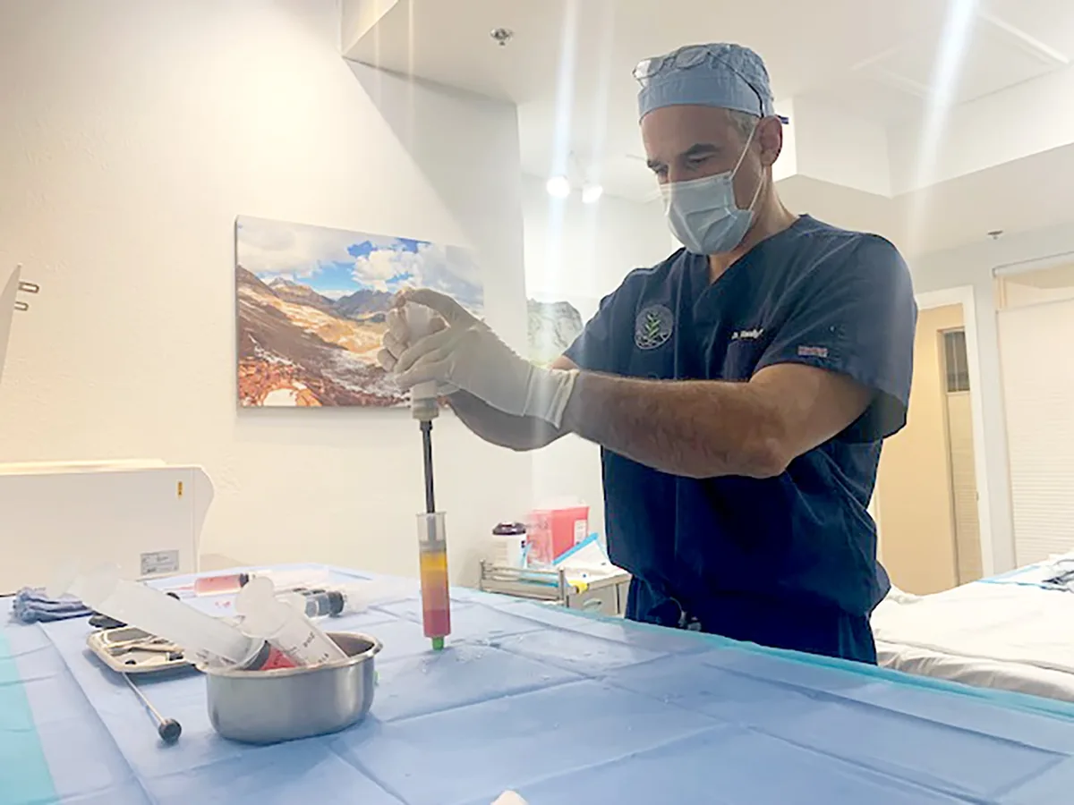 "El cuerpo responde a los patrones, no a los picos": la filosofía del médico que cambió urgencias por la longevidad