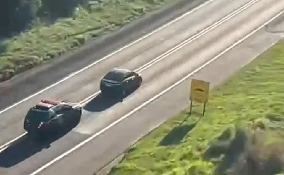 Vídeo! Adolescentes com 226 kg de droga fogem pela contramão, batem carro e correm para mata em perseguição na PR-323