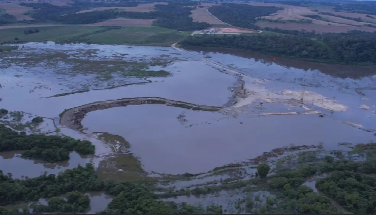VÍDEO: cava de porto de areia fica alagada após rio transbordar em Itapetininga