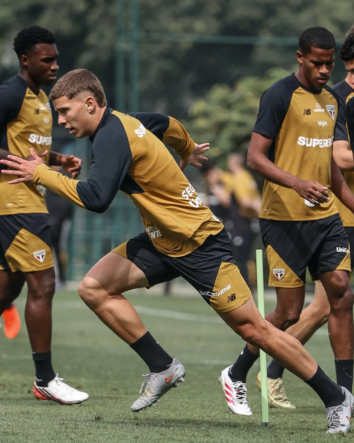Dorival Júnior faz ajustes táticos em treino do São Paulo