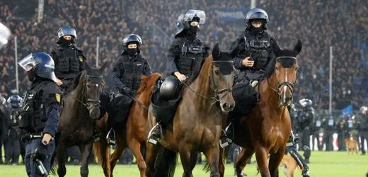 Mannheim: Pokal-Derby eskaliert – Polizei rückt mit Hundertschaft und Pferdestaffel an – Kaiserslautern siegt in der Verlängerung