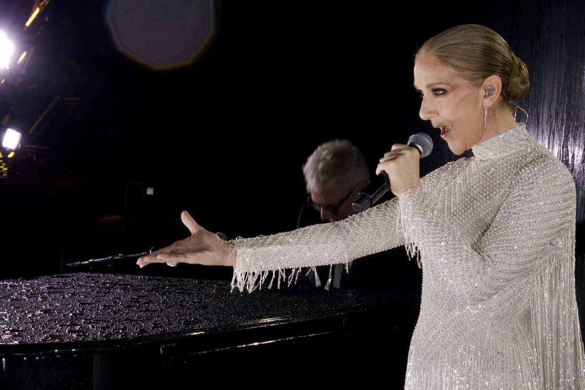 « Si un jour la vie t’arrache à moi… » Un soir de juillet à Paris, la renaissance inespérée de Céline Dion