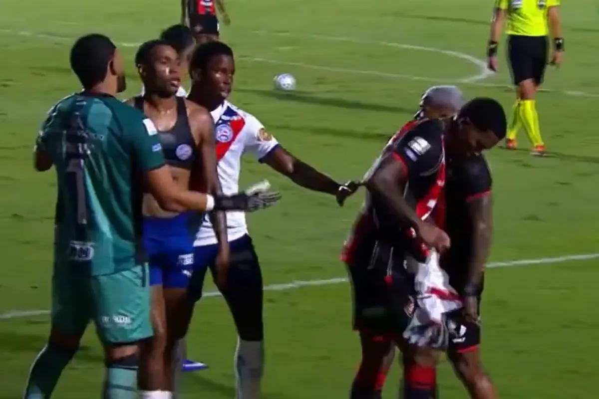 Cacá pode ser punido tentar rasgar camisa de Jean Lucas no BaVi?