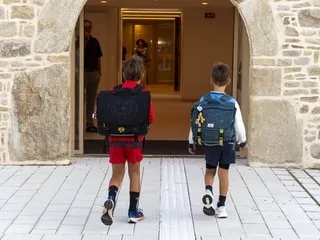 « L’enfant a besoin d’autres choses à cet âge-là » : l’idée de scolariser les enfants dès 1 an peine à convaincre