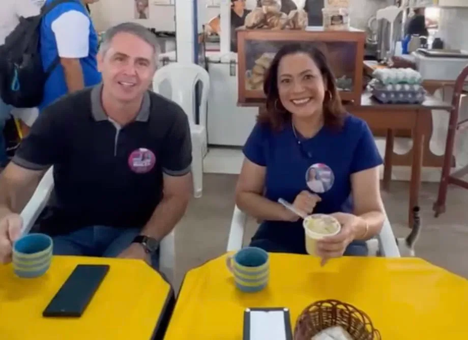 Mailza toma café com mingau de banana e farinha de tapioca ao lado de Marcus Alexandre