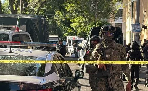 Asesinan a joven afuera de Cetis 33, en Azcapotzalco; dos sujetos a bordo de motocicletas habrían participado en el ataque