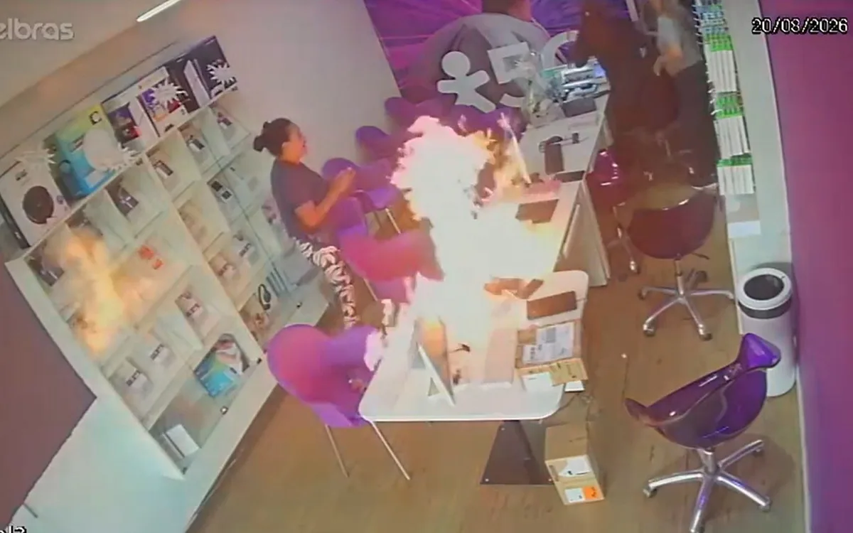 VÍDEO: mulher ateia fogo em equipamentos e parte para cima de funcionárias em loja de telefonia em MG