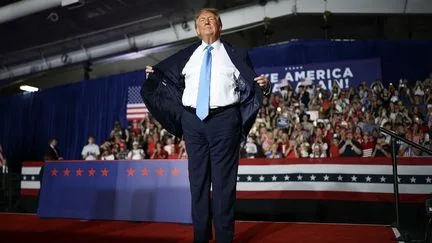 Donald Trump surprend avec un costume "bon marché"