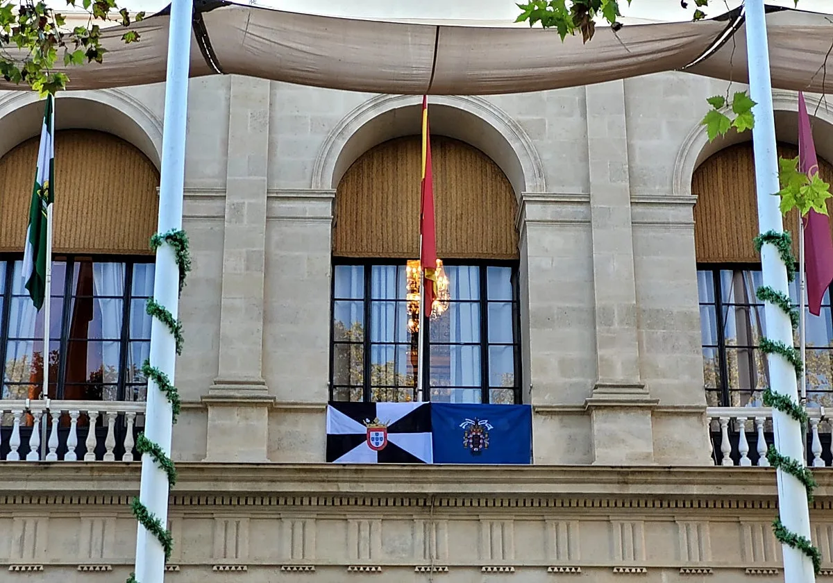 El Ayuntamiento de Sevilla cuelga las banderas de Ceuta y Melilla en «defensa de su españolidad»