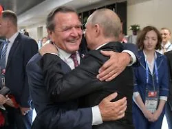 Nach Besuch von Putin-Party : SPD-Landeschefs fordern Parteiausschluss von Ex-Kanzler Schröder