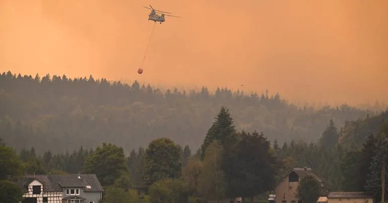Bélgica. Chuva trava avanço do "maior incêndio da história"