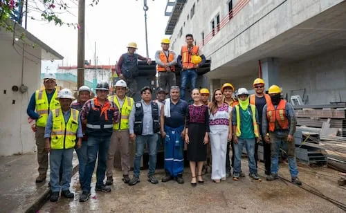 Sheinbaum supervisa construcción de dos hospitales en Campeche; conversa con pacientes y personal de salud