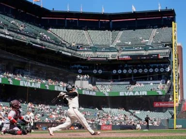 Eugenio Suarez's grand slam highlights 7-run 9th inning as the Reds rally past Giants 10-9