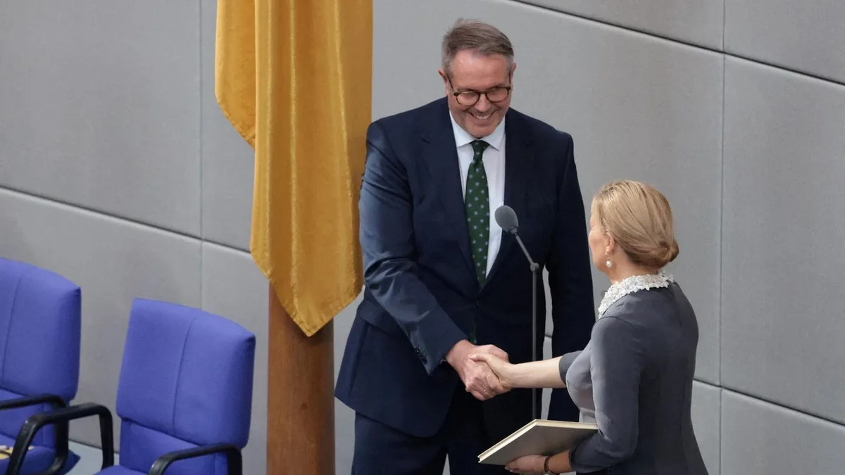 Kabinett komplett: Auf Bas folgt Schweitzer: Neuer Arbeitsminister legt Eid ab